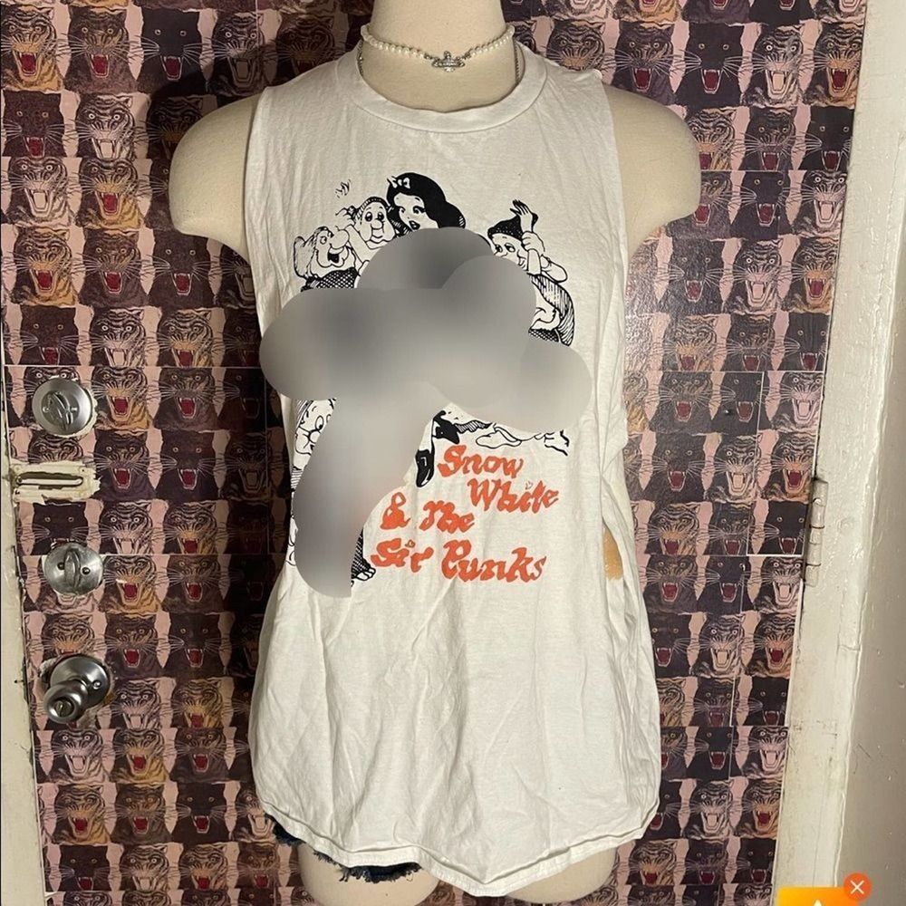 “Snow White and the Six Punks” tee